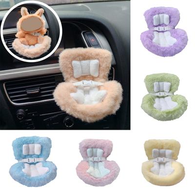 Puppenautositz mit Lüftungsschlitz-Clip Desktop-Ständer Niedlicher Sicherheitsgurt Plüschkissen 17cm Puppensitz Auto-Ornament Geschenk für Sammler Fans