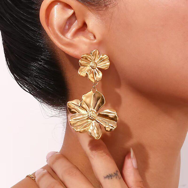 

2025 New Fashion Metal Flower Stud Earrings for Women Vintage Gold Color Floral Statement Earrings Temperament Holiday Zircon