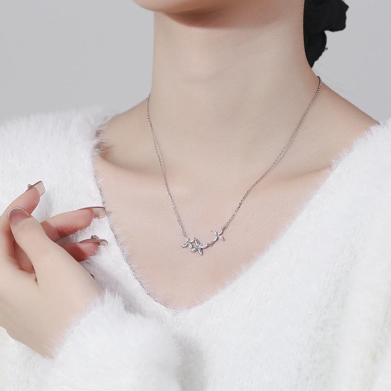 Sweet flower necklace female Korean version simple four-leaf flower year winter collarbone chain neck chain