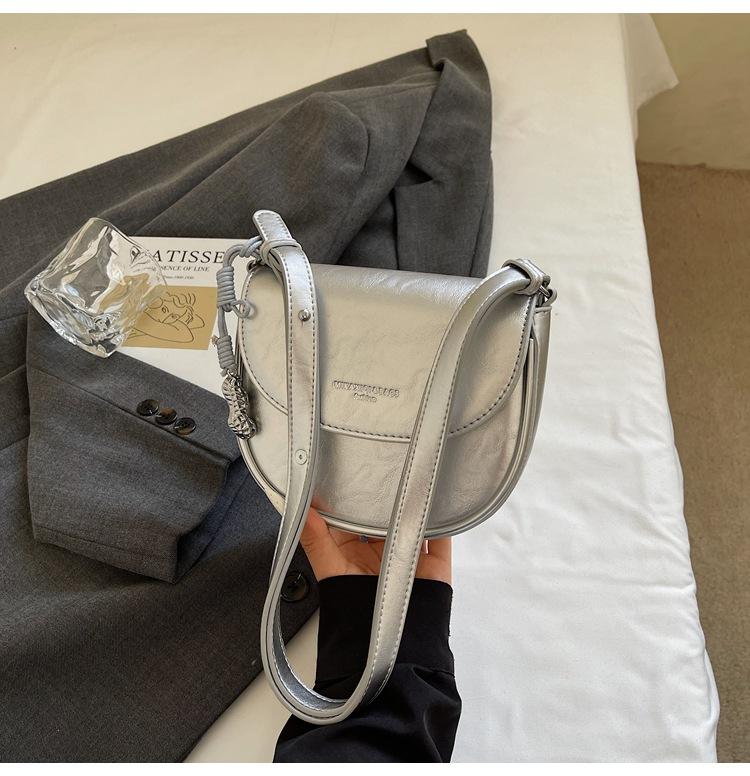 

2025 новая модная простая сумка-мессенджер женская сумка корейская версия трендовая сумка через плечо для поездок на работу ретро популярная сумка-седло женская