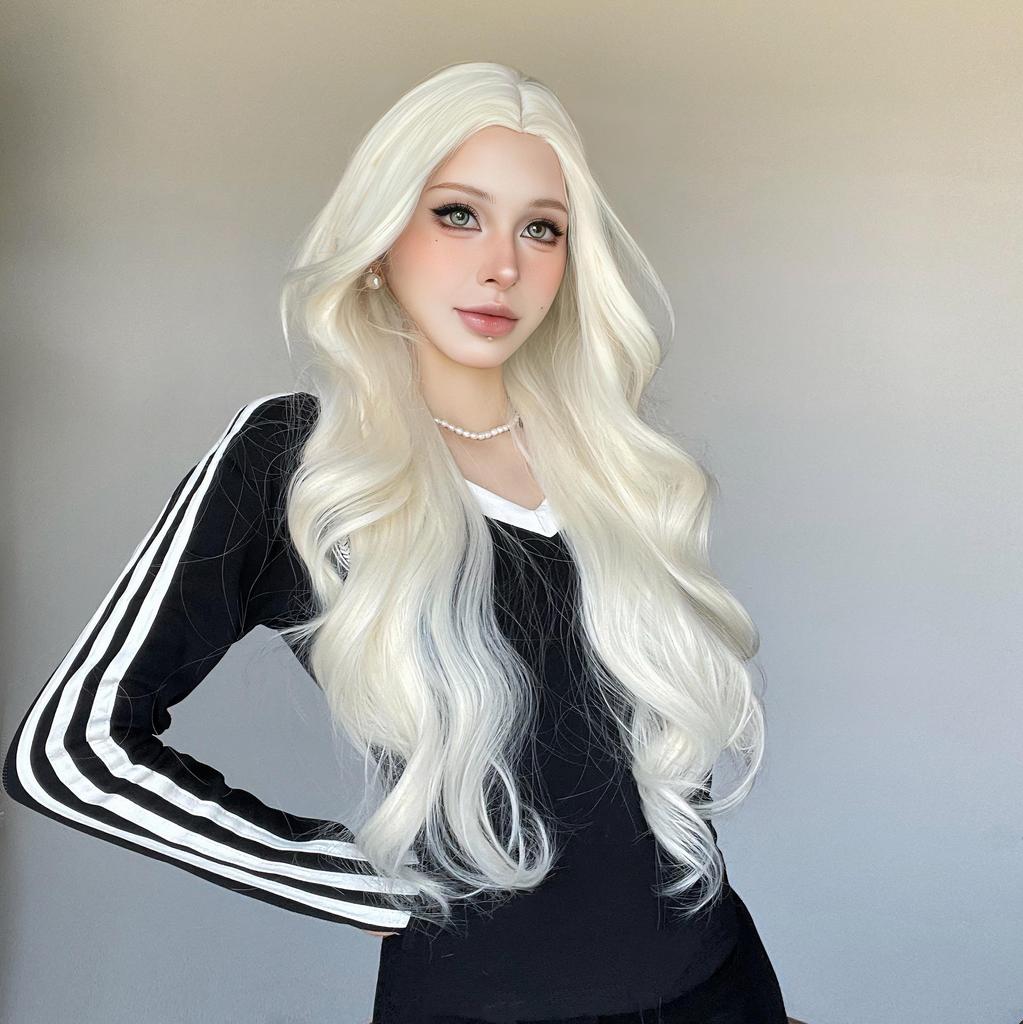 Milky white center-parted long curly hair wig made of synthetic fibers