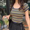 Koreanisches, energiegeladenes Mädchen, Sommer, schmale Passform und vielseitiges, bunt gestreiftes Strickhemd mit Rundhalsausschnitt, kurzärmeliges T-Shirt