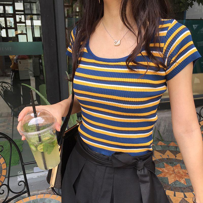 Koreanisches, energiegeladenes Mädchen, Sommer, schmale Passform und vielseitiges, bunt gestreiftes Strickhemd mit Rundhalsausschnitt, kurzärmeliges T-Shirt