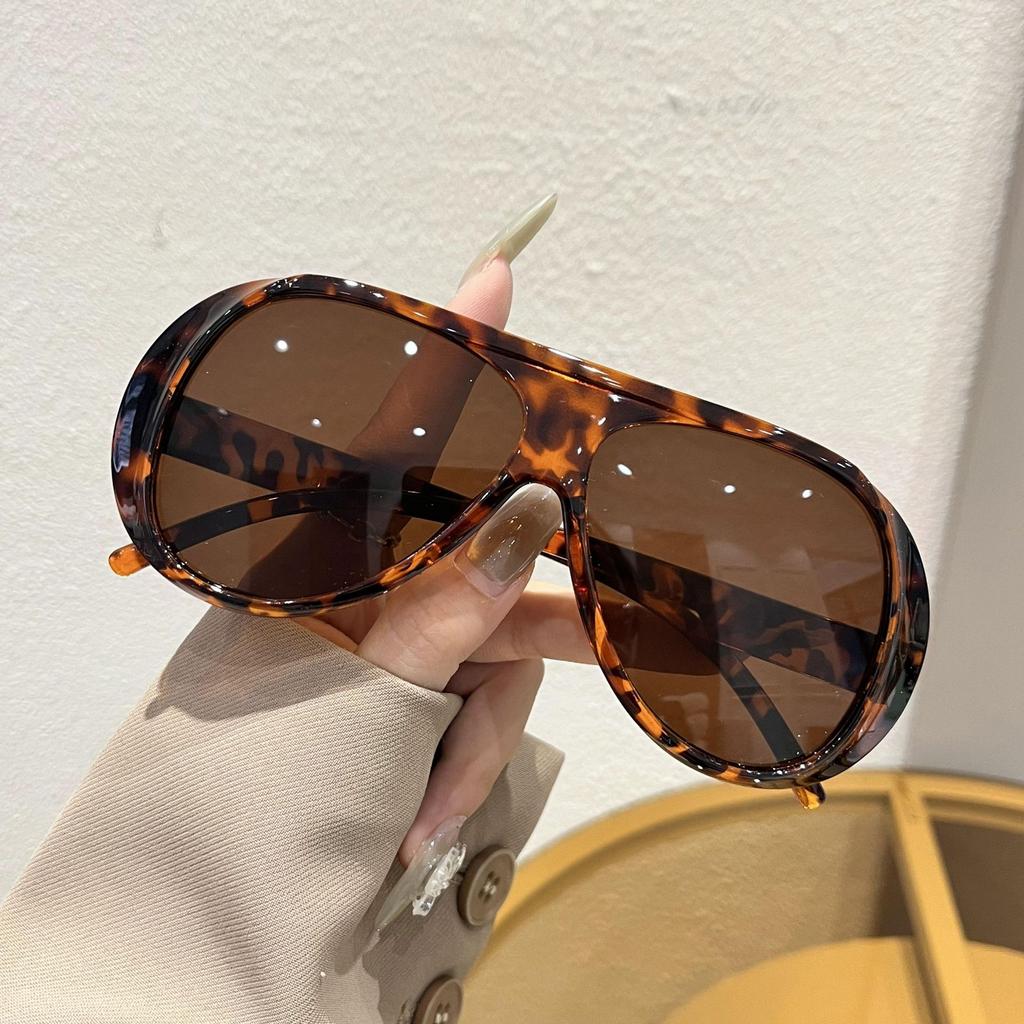 Stylish Oversized Sunglasses for Women, European and American Retro Style, Slimming, UV Protection, Strong Light Protection for Men.