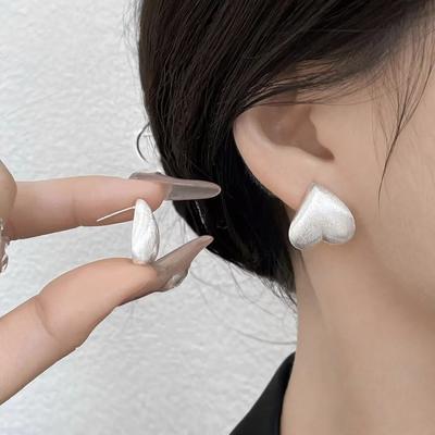 Niche Design Retro Love Earrings Temperament High Sense Three-dimensional Stud Earrings Simple Versatile Earrings Women