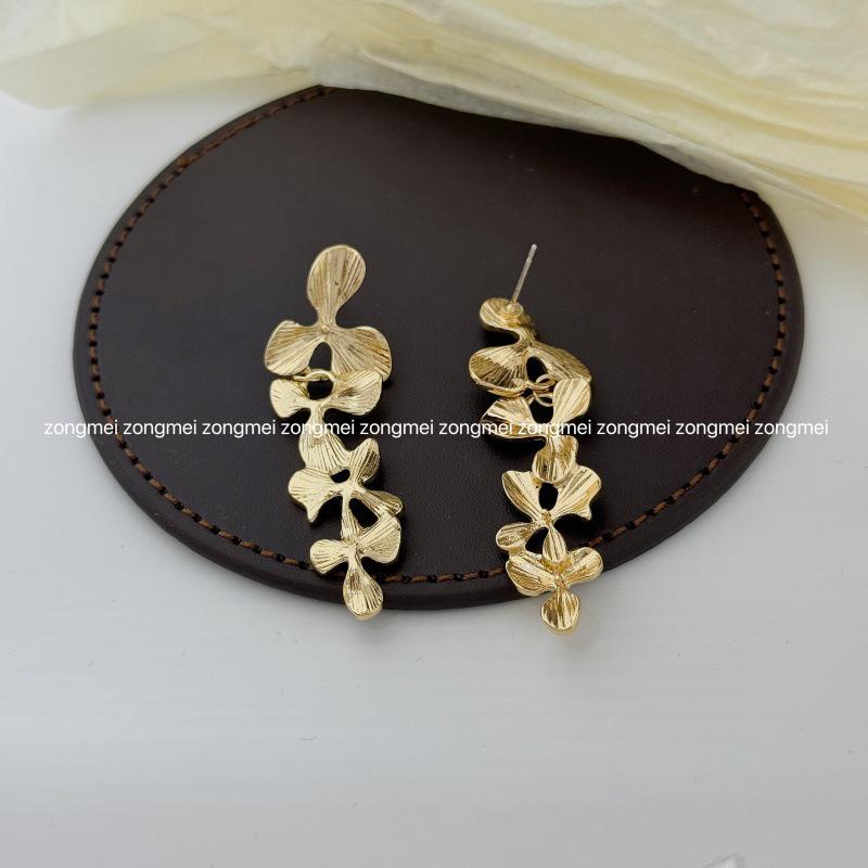 French Romantic Metal Flower Dangle Earrings: Light Luxury, High-End, and Fashionably Unique for Women