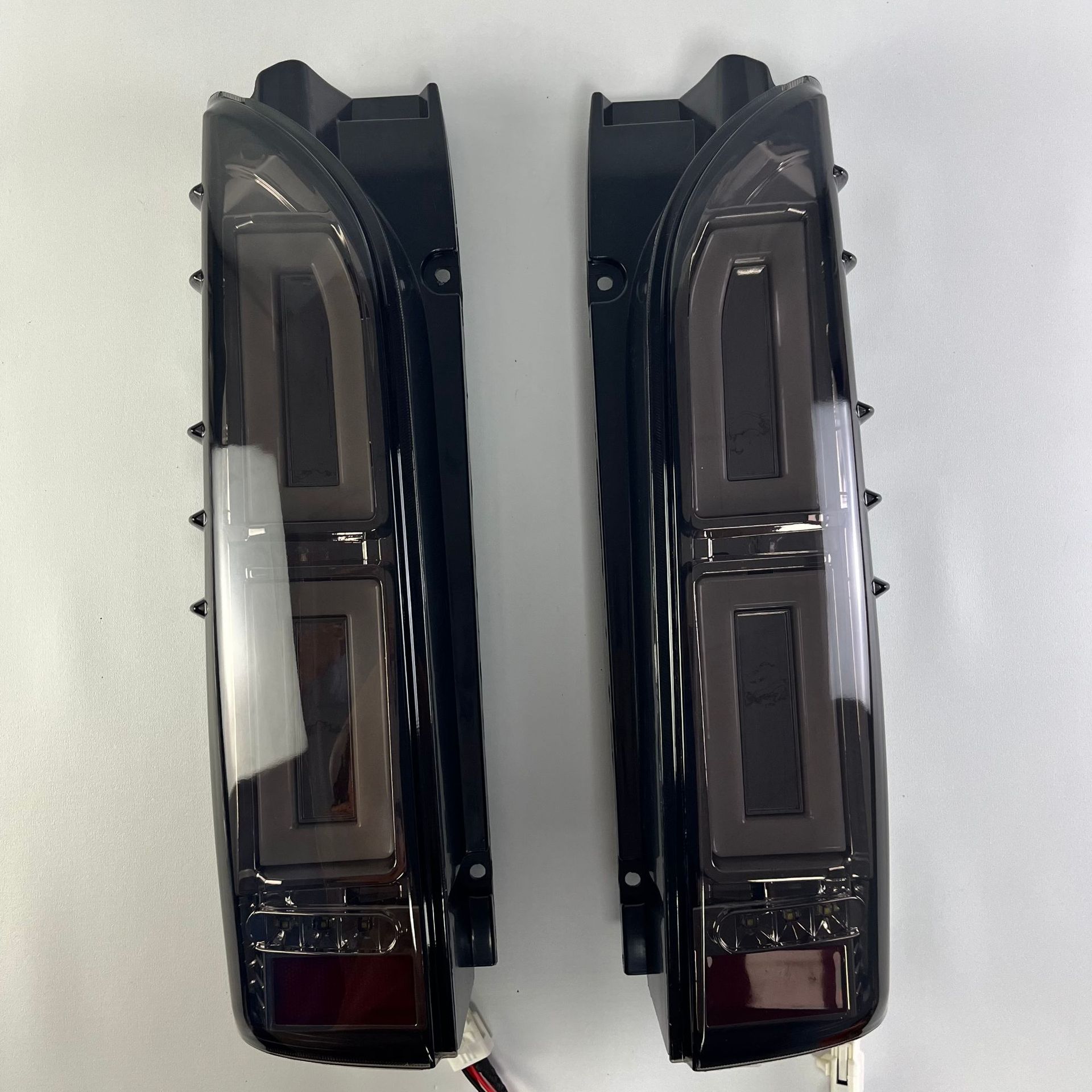 

Suitable for Toyota 05-18 Hiace hiace200 series car LED tail light modified brake turn signal чёрный