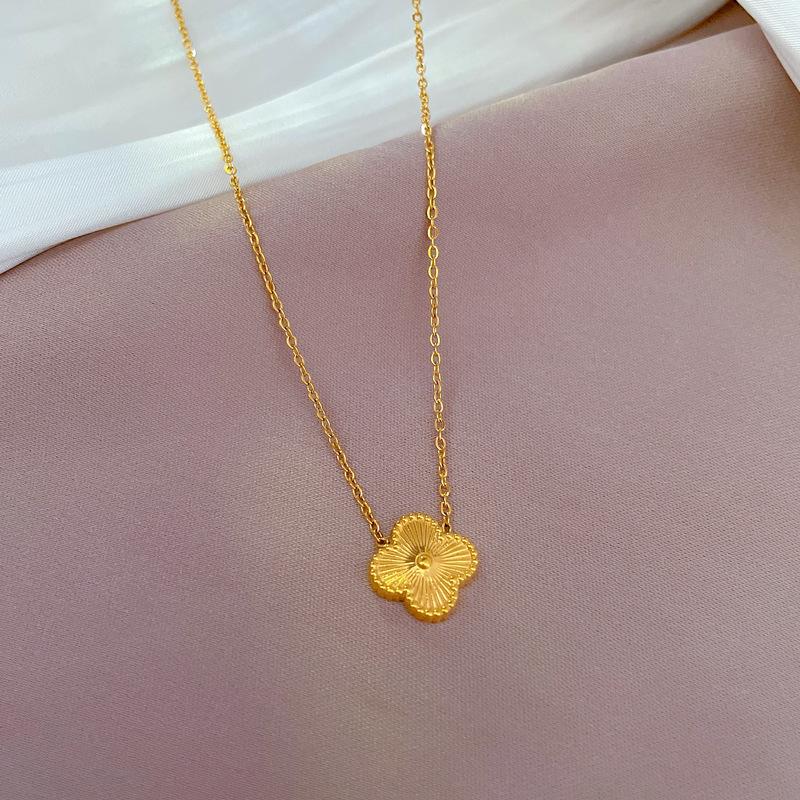 Female Lucky Flower Cold Wind Clavicle Necklace