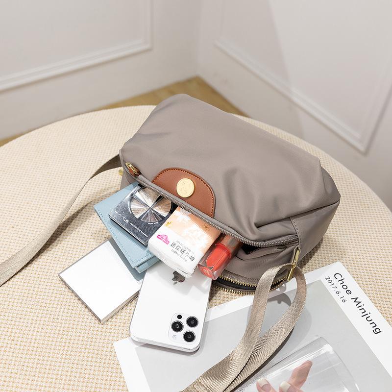 Manufacturer's In-stock Small Women's Bag, New Trendy Oxford Cloth Bag, Lightweight and Simple Shoulder Bag for Middle-aged Women