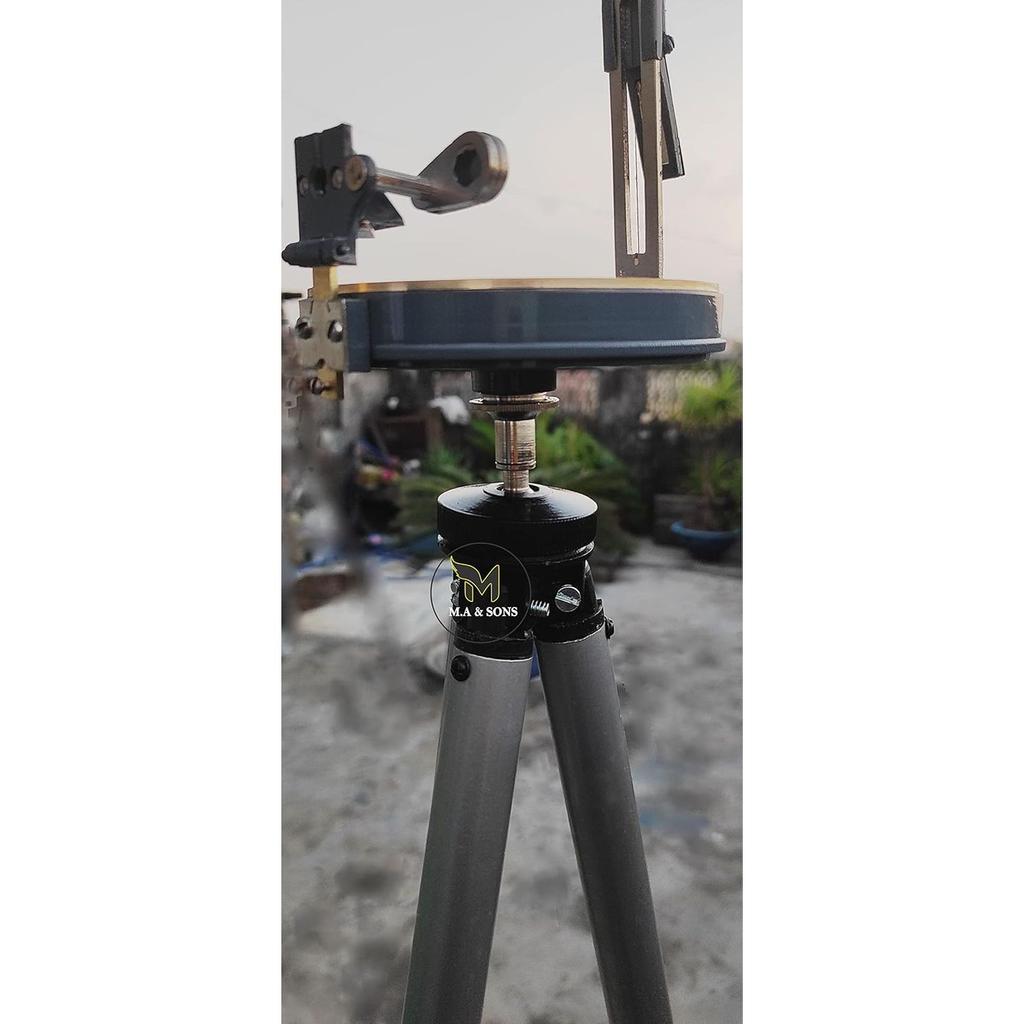 Prismatischer Kompass mit Stativ und Kasten