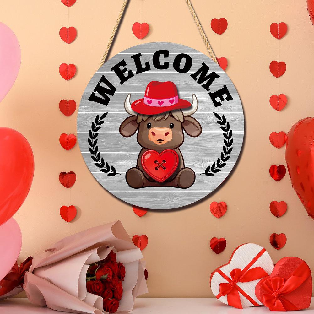 Interchangeable Upland Cow Welcome Sign with 35 Accessories Wooden Seasonal Decor for Home Hanging Wall Decoration