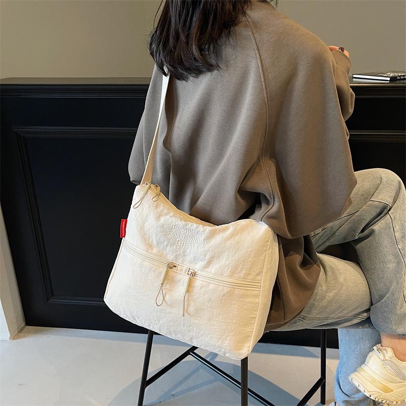 Fashion personality simple retro niche crossbody bag foreign style large capacity fashion shoulder bag college student women's tote bag