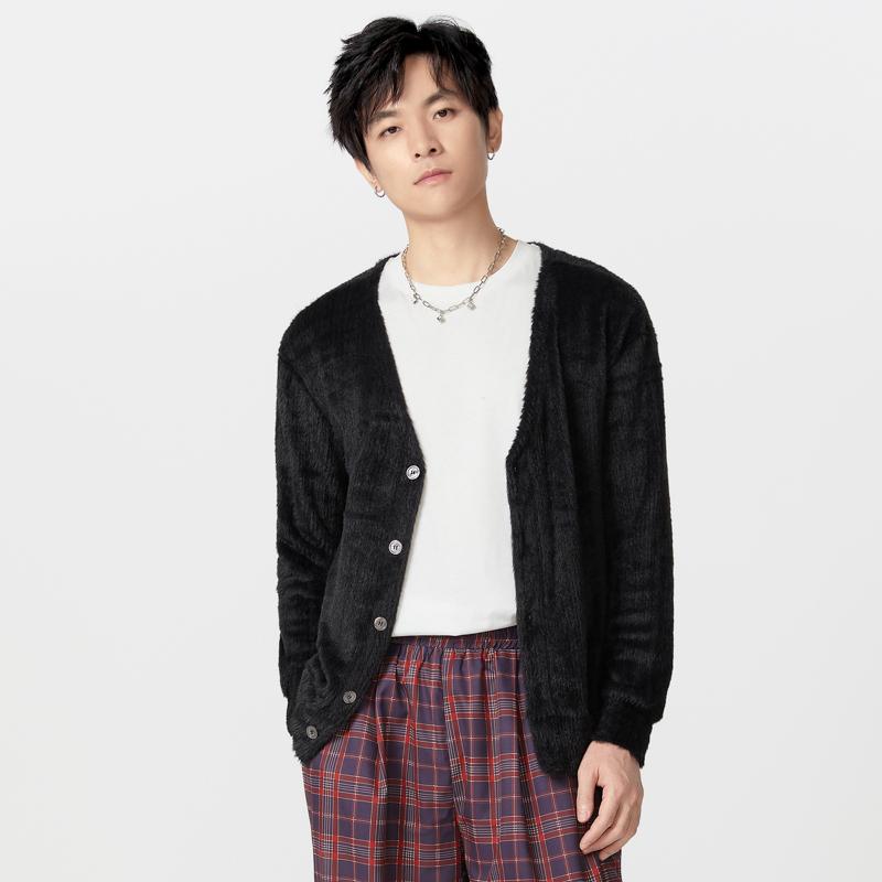 

Весенний женский мужской пушистый кардиган с длинным рукавом унисекс на пуговицах трикотажные кимоно S чёрный