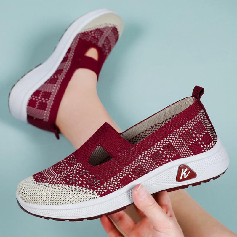 Summer breathable and comfortable single shoes, old Beijing cloth shoes, one step on mother's shoes