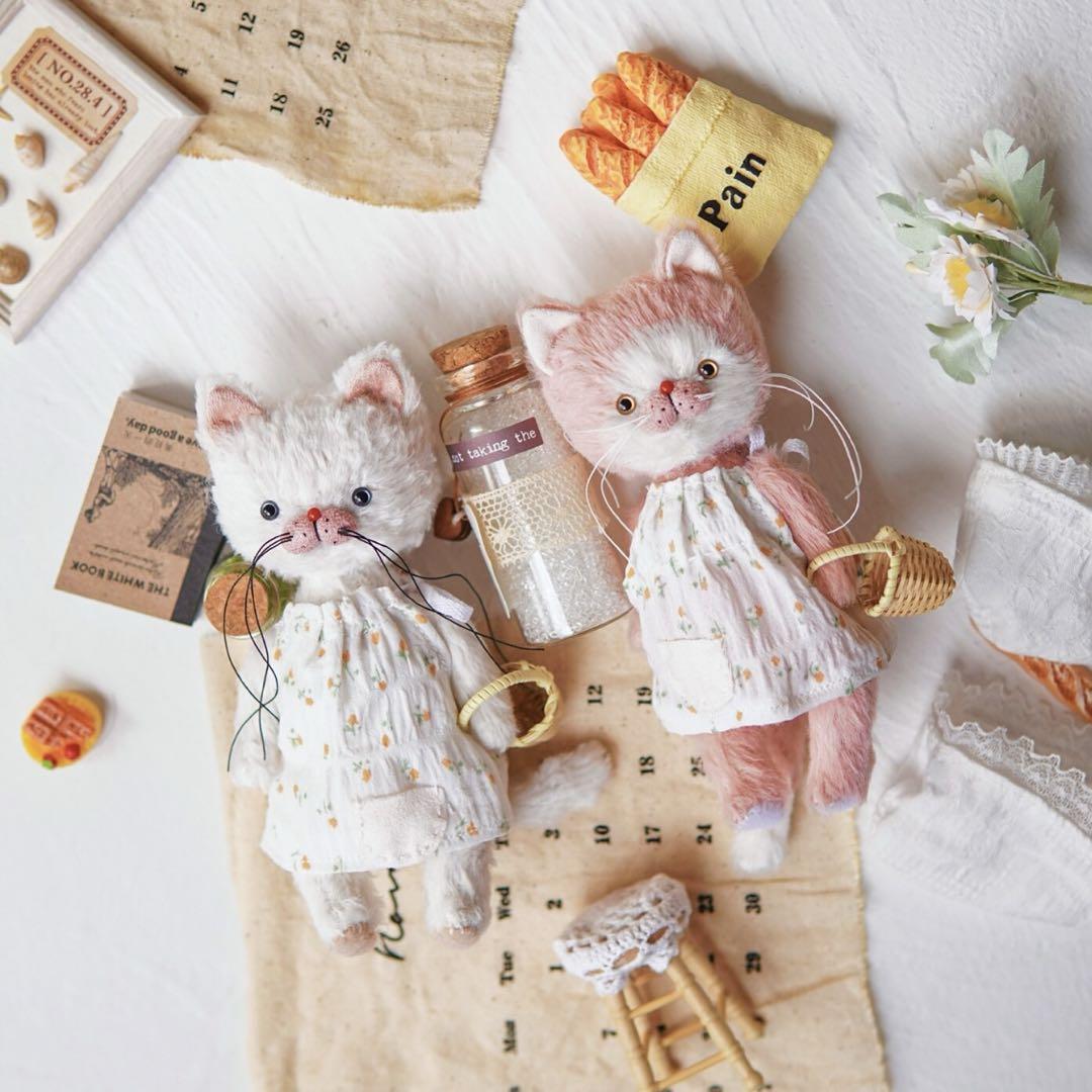 

[USED] Artist Bear White Kitten Plush Teddy Bear