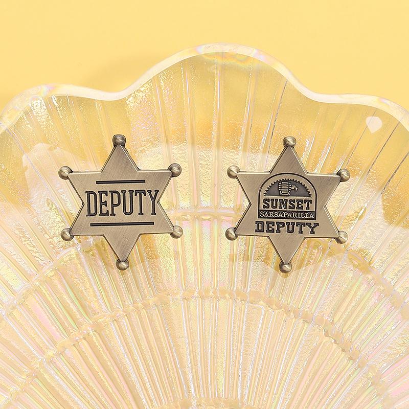 SUNSET DEPUTY Emaille-Pins Custom SARSAPARILLA Rollenspiel-Broschen Anstecknadeln Kleidung Schmuck Geschenk für Freunde