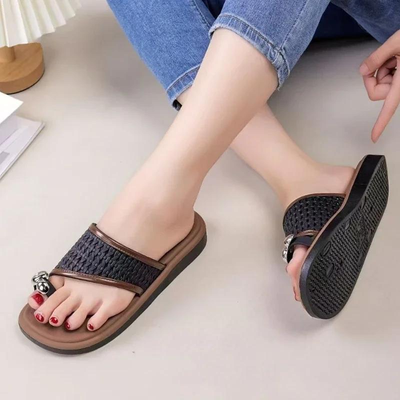 Fashion Retro Hollow Woven Design Flat Slippers Women Fashion Metal Decoration Clip Toe Flip-flops Comfortable Non-slip Beach Sandals