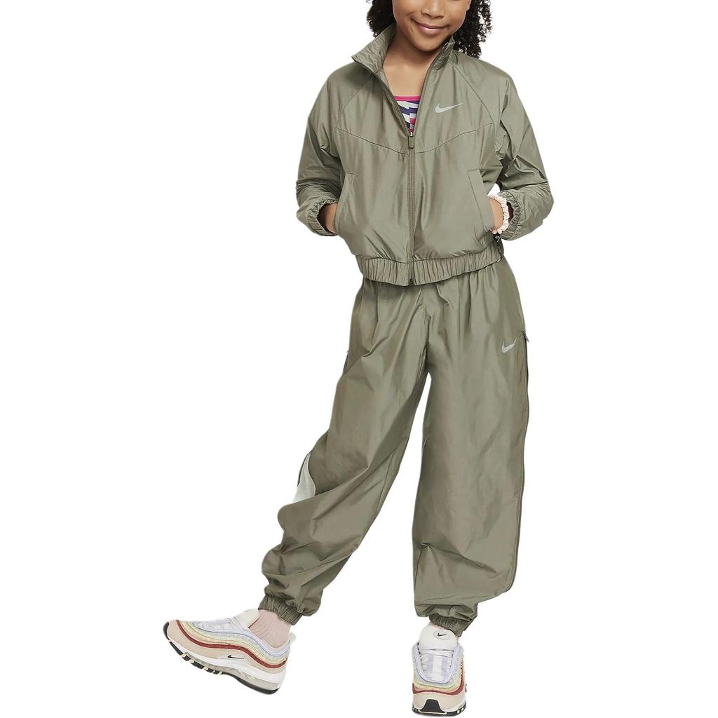 Nike Lockere Jacke mit Logoprint und Stehkragen mit Reißverschluss Langarm Kinder Oberteile Olive FN8656-222