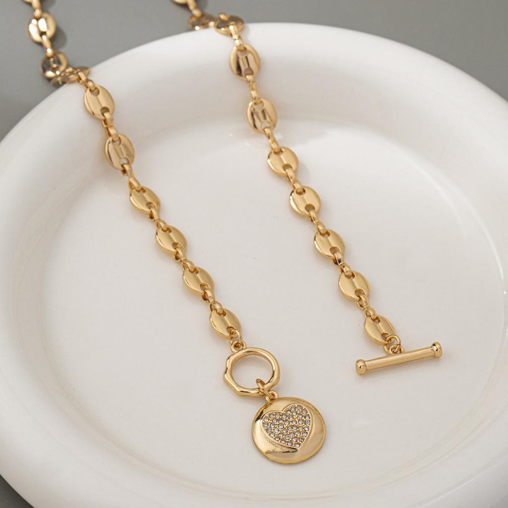 Simple and fashionable niche circular heart-shaped necklace with metal chain, Qingdao jewelry for women