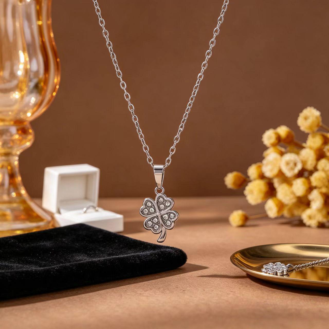 Lucky Four-Leaf Clover Diamond Pendant Women s Necklace 18K