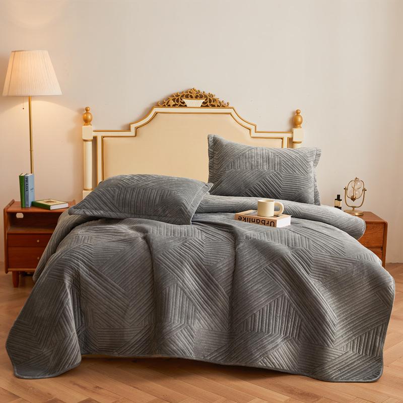 Luxury Velvet Quilt and Bedspread Set: Three-Piece High-End European Style with Multifunctional Bed Sheet and Blanket