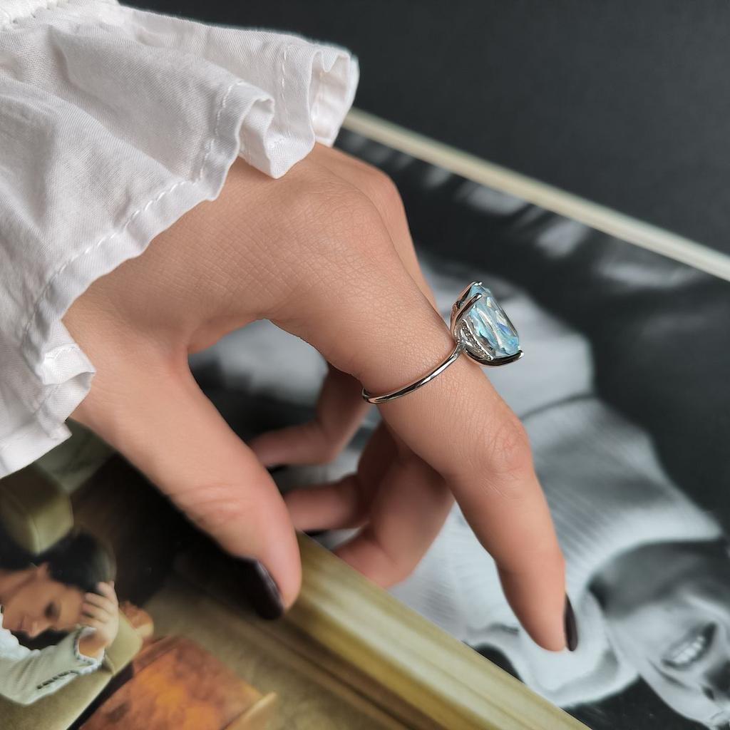 Silver Ring with Topaz, Item Weight 5.1 G (2199335)