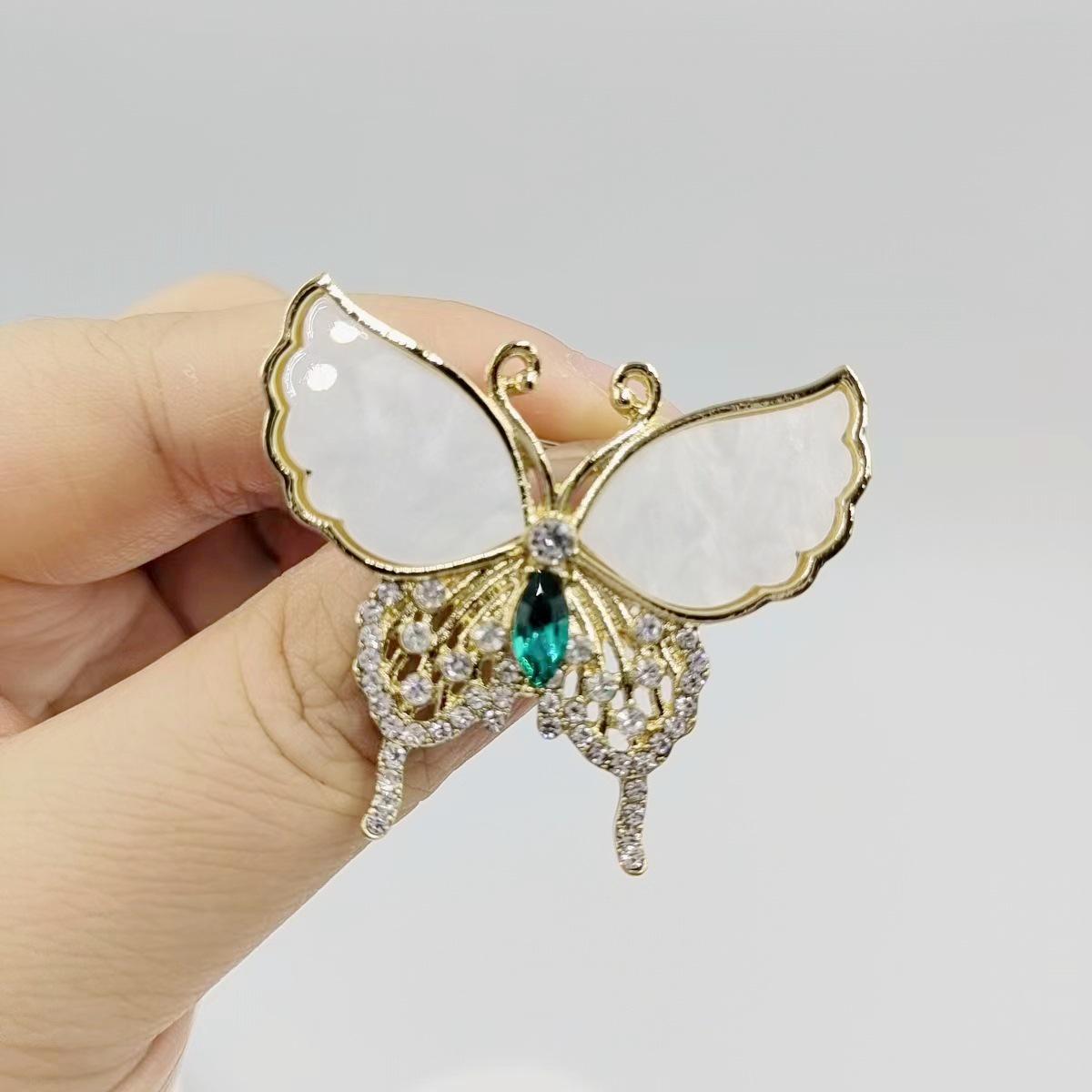 

Элегантная брошь-бабочка — универсальное ювелирное изделие из сплава с бриллиантовыми акцентами, идеально подходит для корсажа одежды и аксессуаров, защищающих от воздействия внешней среды