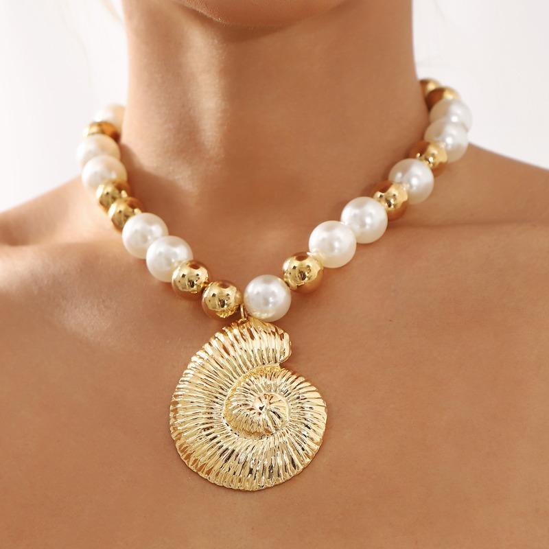 Exaggerated Hollow Conch Pendant Necklace, Fashionable Round Bead Mixed Color Imitation Pearl Necklace