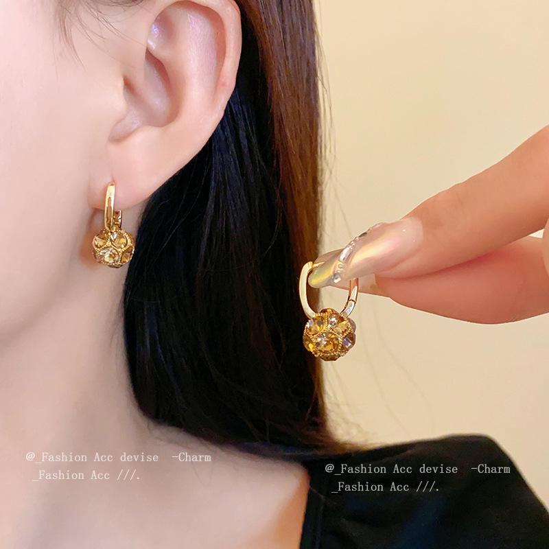

18K Gold-Plated Diamond Geometric Ear Cuffs: Retro Luxury Earrings