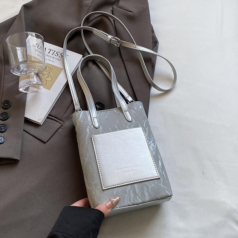 

Korean version of the new fashion niche design contrasting colors mobile phone bag versatile temperament casual commuter messenger bag women