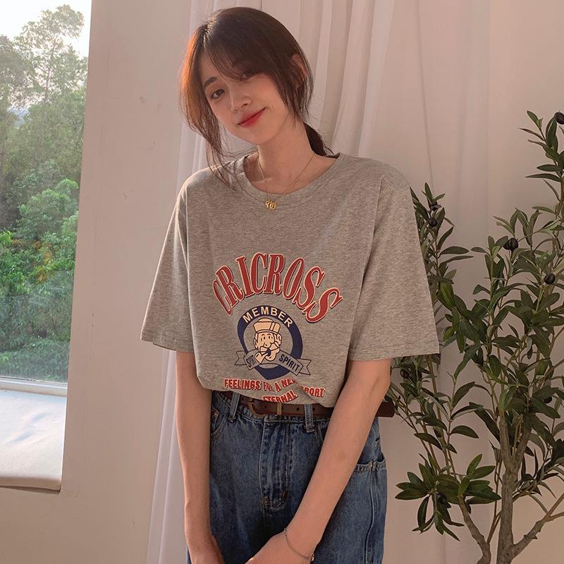 

Футболка с короткими рукавами и принтом в американском стиле для студенток. Свободный повседневный топ с половиной рукавов. XXL серый