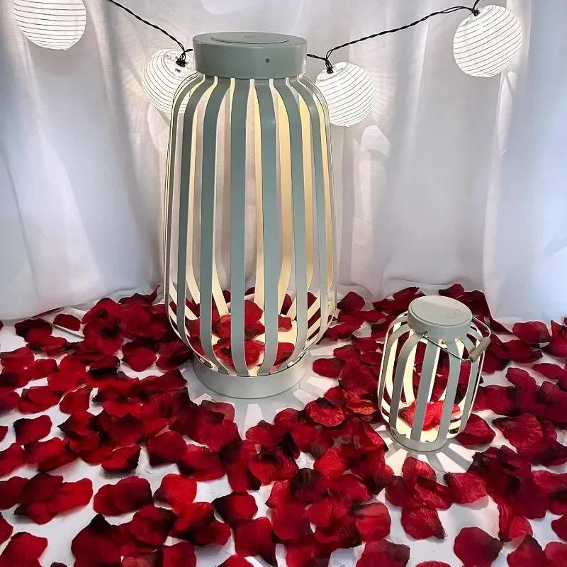 The Wedding Room Is Decorated With Simulated Rose Petals, The Proposal Is Arranged With Romantic Wedding Flowers, Creating A Romantic Atmosphere