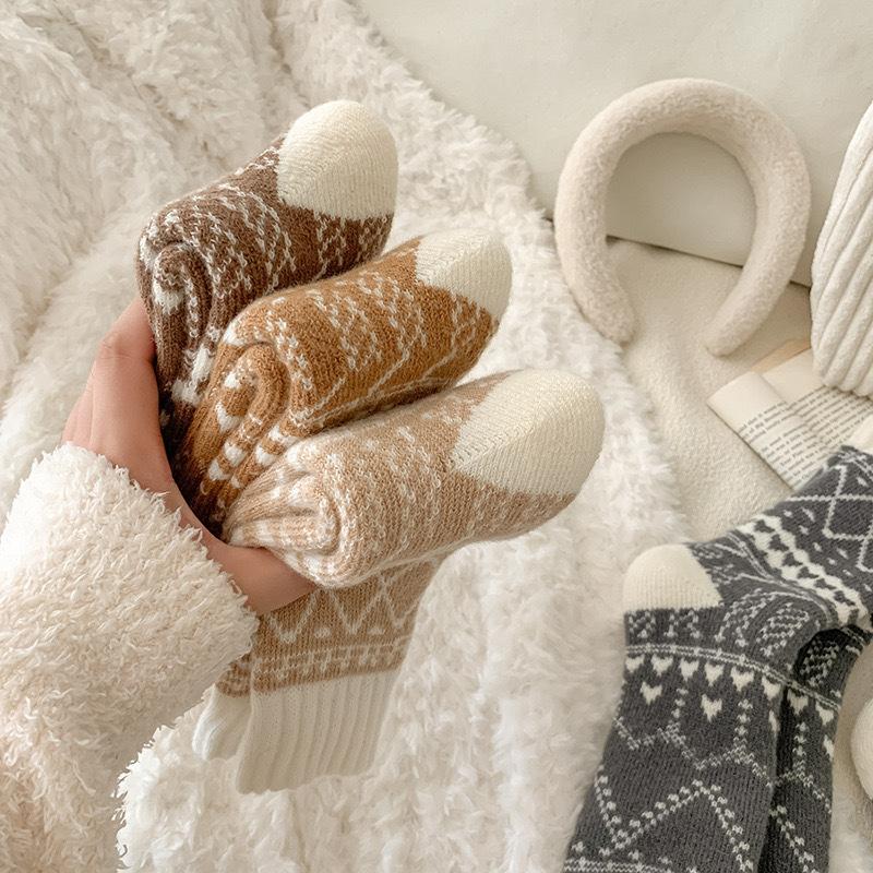 5 Pairs Women's Winter Warm Ski Socks - Thickened Thermal Mid-Calf Cold-Proof Snow Boots Socks with /Heart/Circle/Arrow Patterns