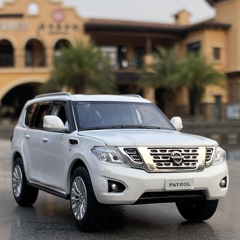 1/32 Nissan Patrol SUV Alloy Car Model Diecasts Metal Toy Vehicles Car Model Collection Simulation Sound and Light Kids Toy Gift