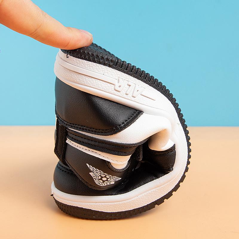 Children's Board Shoes New Leather Surface Splicing Boys and Girls Spring and Autumn Sports Shoes Solid Soft Sole Students