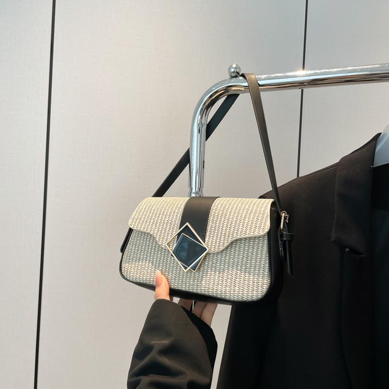 

Трендовый зарубежный стиль весна новая изысканная сумка-мессенджер маленькая квадратная сумка женская личность простой модный повседневный нишевый плечевой мешок чёрный