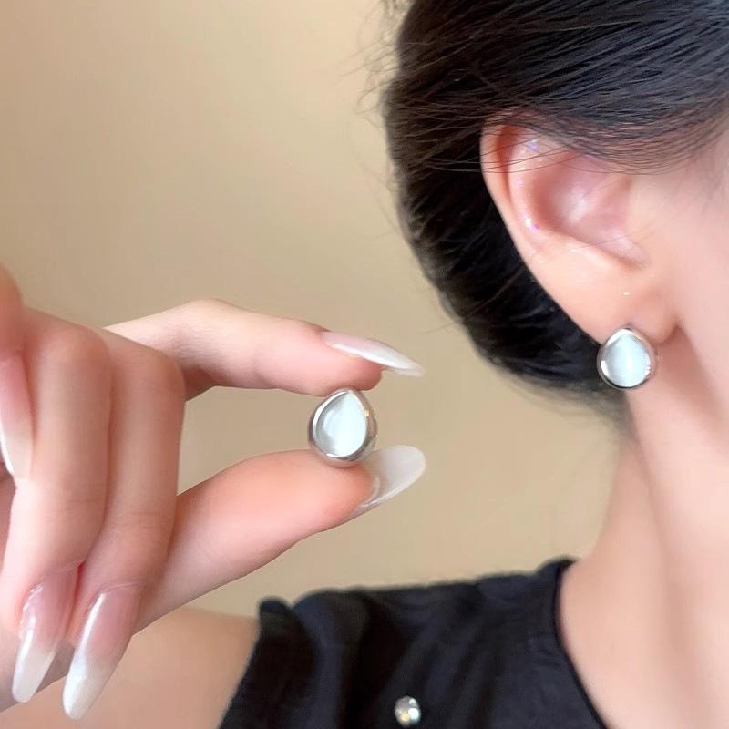 Silver needle flash zircon earrings, women's exquisite temperament stud earrings, spring and summer earrings.