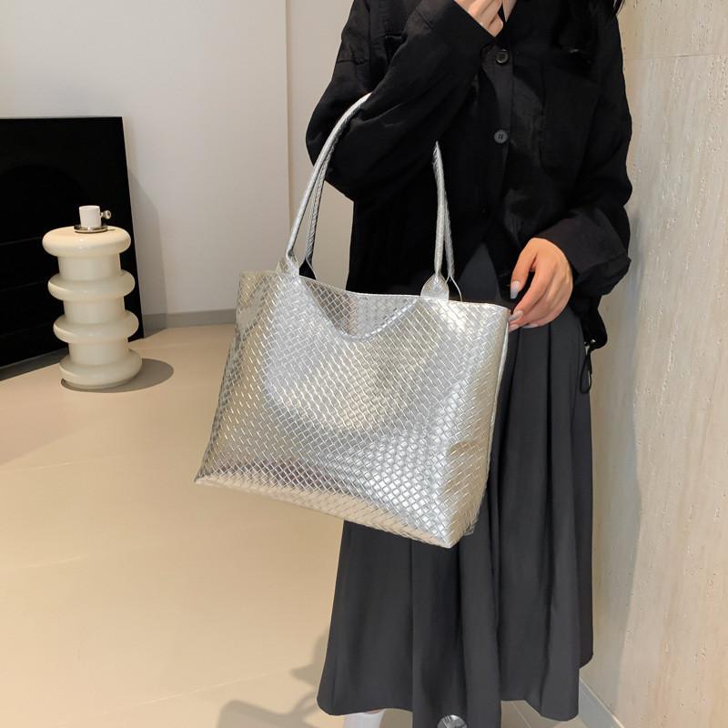 Trendy 2024 Fashionable Weaved Texture Large Tote Bag Versatile Bucket Style