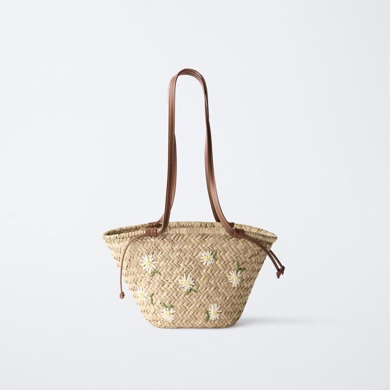

Wine Straw Woven Bag Female French Pastoral Style Casual Versatile Bucket Bag Chrysanthemum Embroider Shoulder Vegetable Basket Bag Light beige