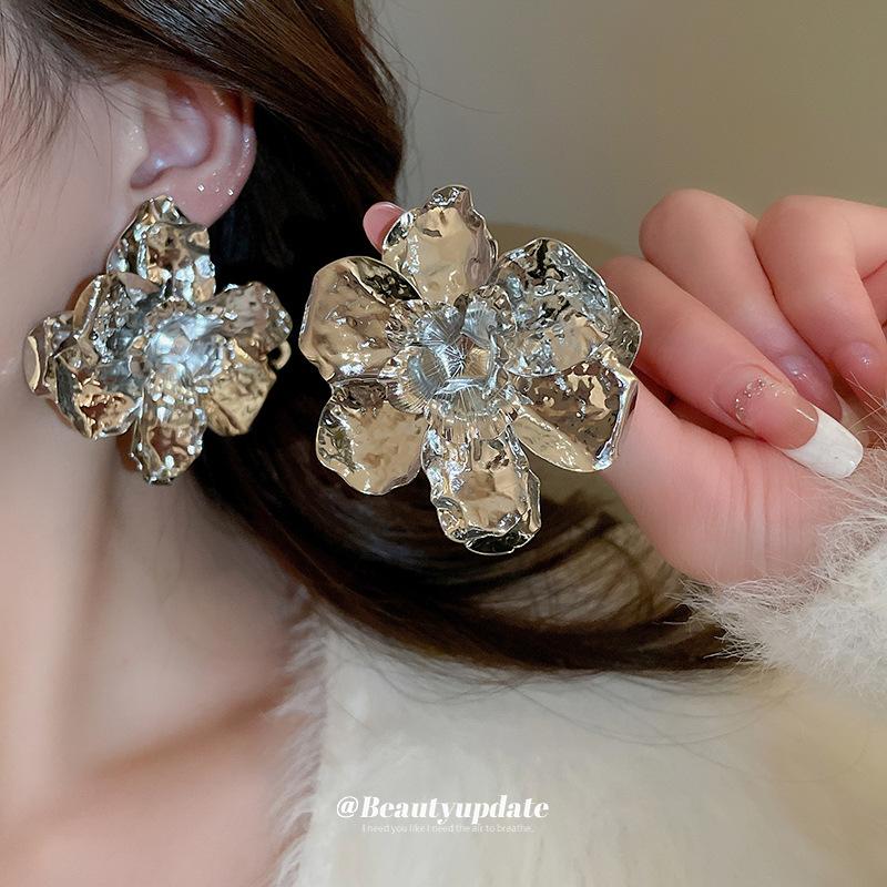 Three-dimensional pleated metal flower stud earrings women's exaggerated atmosphere earrings temperament earrings light luxury