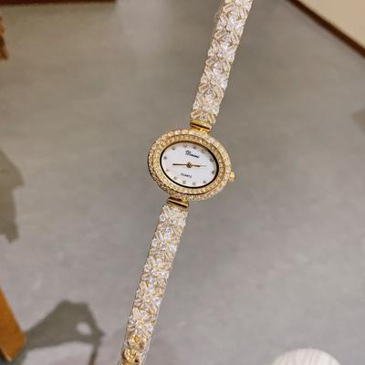 Neue glänzende ovale Damenuhr mit Wasserdiamanten im britischen Stil, Temperament, leichtes Luxusarmband, Alltags- und Freizeituhr für Frauen