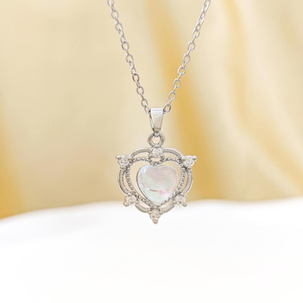 Heart-Shaped Zirconia Pendant Necklace – A Luxurious, Fashionable Accessory