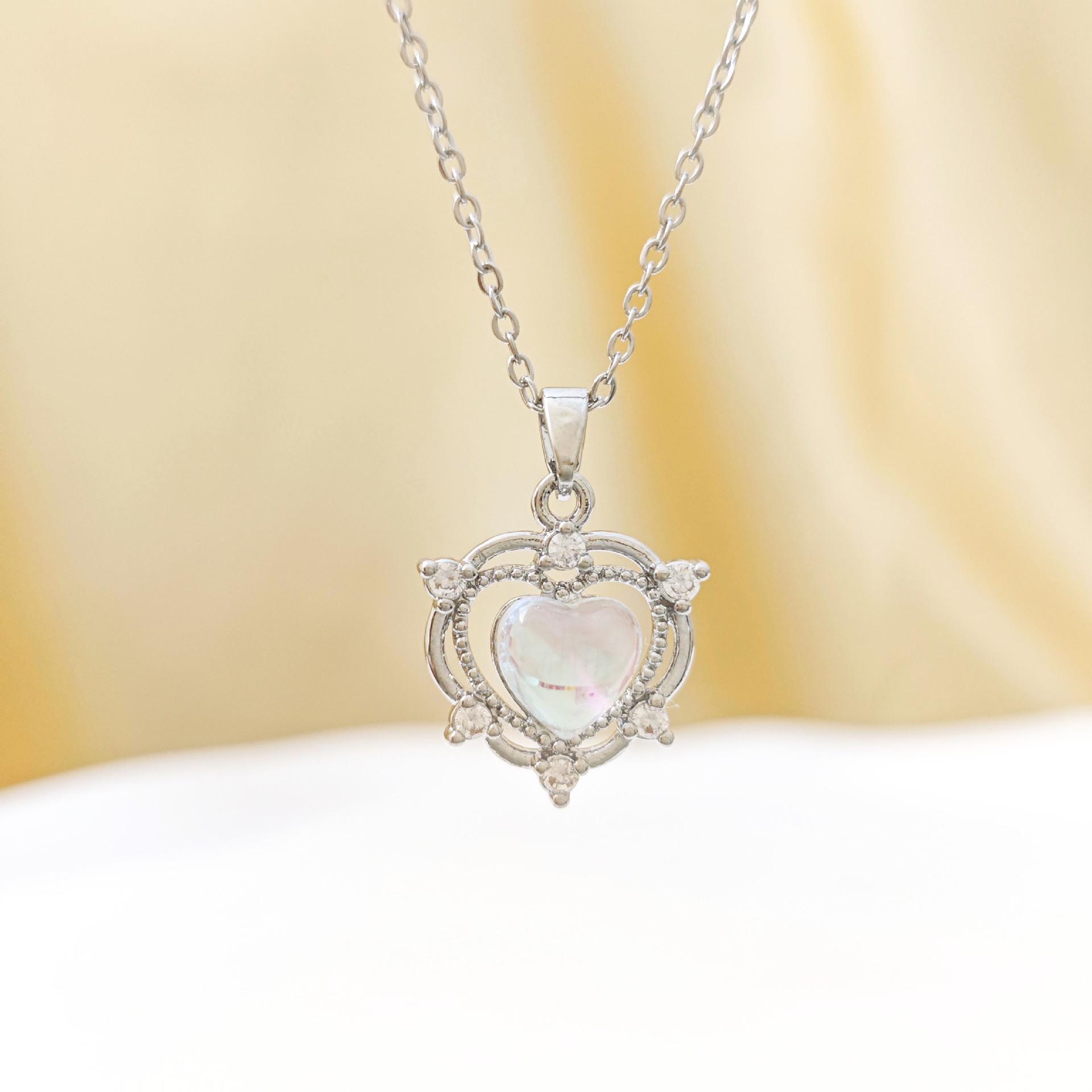 Heart-Shaped Zirconia Pendant Necklace – A Luxurious, Fashionable Accessory