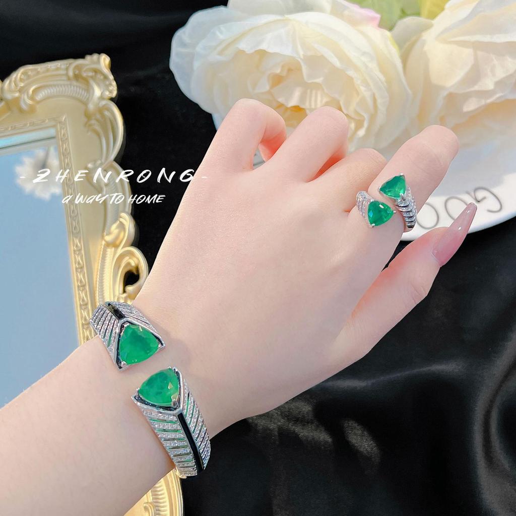 Luxurious Art Deco Women's Emerald Cotton Ring and Colombian Muzo Green Crackle Bracelet