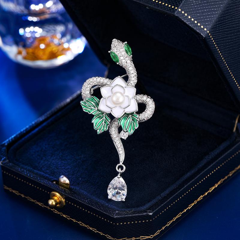 

Niche Design Sense Rose and Snake Натуральный пресноводный жемчуг Брошь Роскошный темперамент День рождения Брошь Булавка Аксессуары