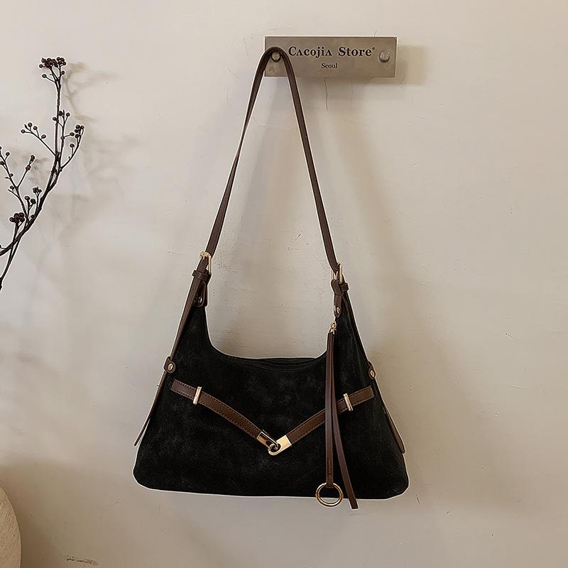 

2025 autumn new simple and fashionable shoulder bag niche commuter underarm bag retro matte high value bag women чёрный