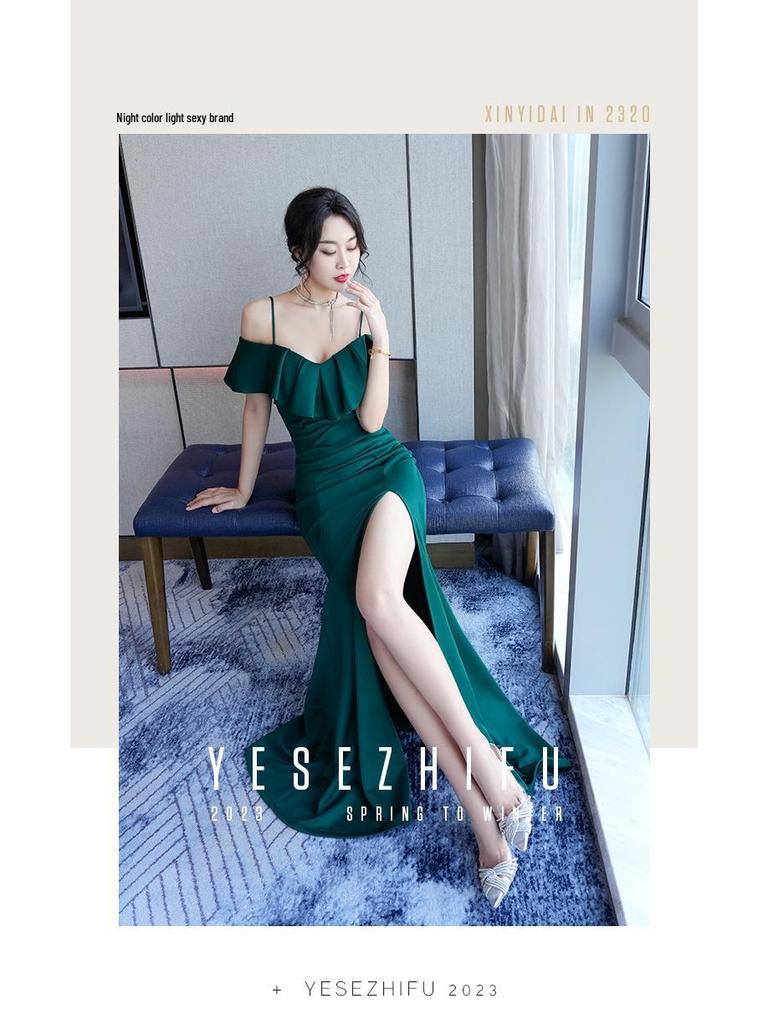 Elegantes schulterfreies Rüschenärmelkleid mit Spaghettiträgern und hohem Schlitz