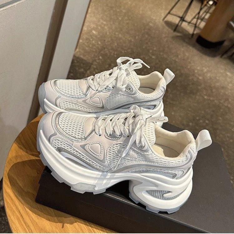 Chaussures de papa argentées à semelles épaisses populaires 2025 pour femmes, automne et hiver, nouvelles chaussures de sport décontractées à la mode en maille respirante rehaussantes
