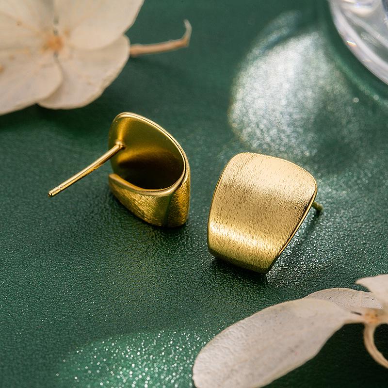 Schicke Geometrische Gebürstete Gold-Steckohrringe: Elegant, Modisch & Vielseitig für Damen.