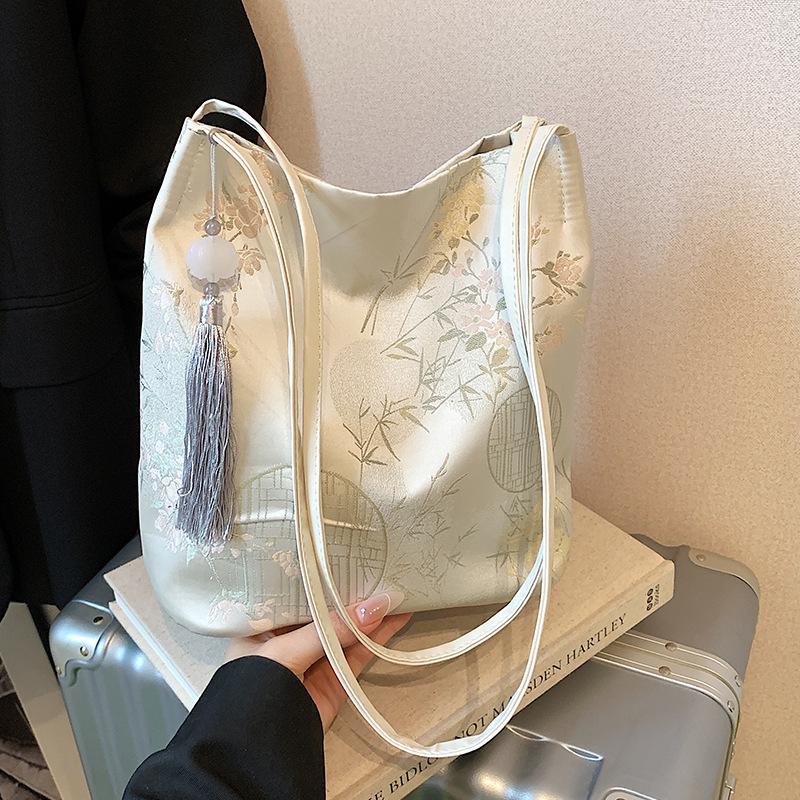 

Chinese national style embroidery pattern armpit bag women s 2025 new spring and summer shoulder bag large-capacity commuter tote bag